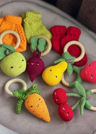 Погремушка и носочки для младенцев. набор для малышей.