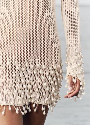 Трикотажное платье с искусственными жемчугами и бахромой3 фото