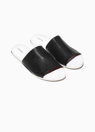 Шкіряні,чорні шльопанці з білою підошвою,тапочки & other stories