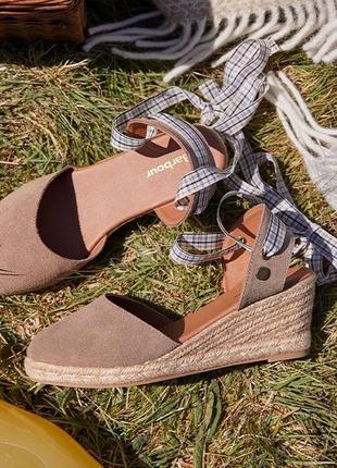 Босоніжки на завʼязках на стрічках barbour шкіра замш