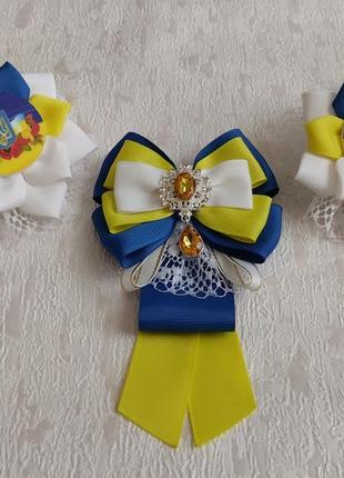 Аксесуари, прикраси для волосся. патріотичний набір: пара бантиків на резинках, брошка-жабо краватка. банти під форму, вишиванку, для школи