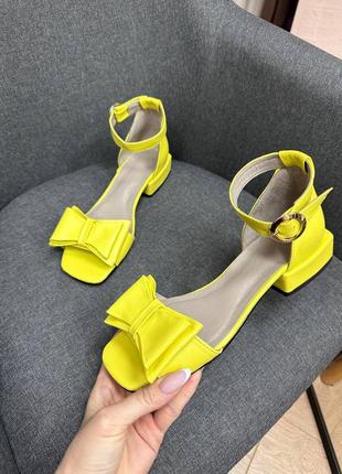 Босоножки женские из натуральной кожи и замши на низком каблуке