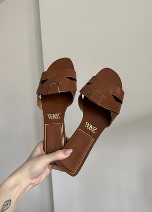 Сандалии / шлепанцы zara