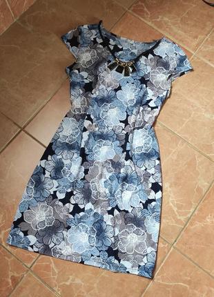 Вишукана яскрава сукня