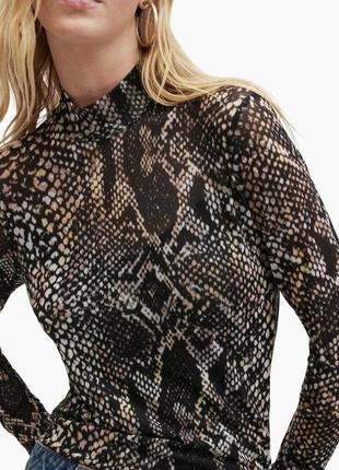 Трендовая змеиная водолазка stradivarius