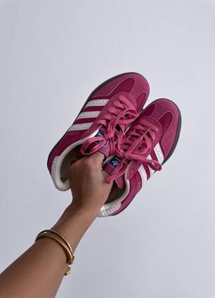 Жіночі кросівки в стилі adidas gazelle indoor адідас газелі / демісезонні / весняні, літні, осінні / замша / рожеві, білі