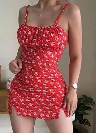 Легкое мини платье по фигуре в цветочный принт