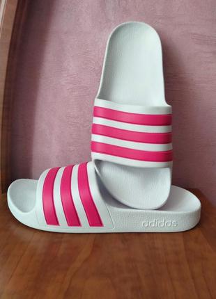 Шльопанці сланці adidas.