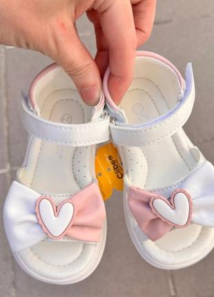 Дуже гарні босоніжки clibee