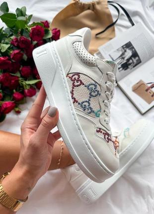 Розкішні жіночі кросівки у стилі gucci gg art sneakers white premium білі з кольоровими лого