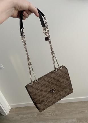 Сумка guess hwbg83 77210 latte/brown оригинал коричневая средняя на цепочке гесс принт лого4 фото