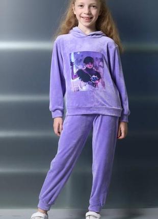 Велюровий костюм wednesday 5-6років
в штанах є кишені, малюнок прошитий..