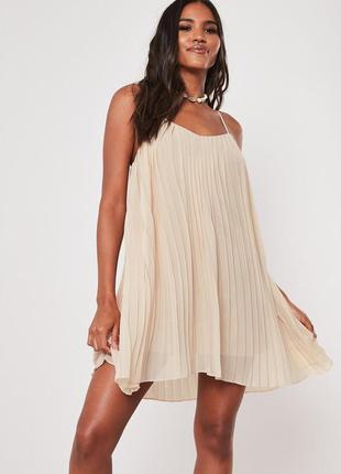 Новое плиссированное платье свободного кроя missguided воздушное свободное бежевое нюдовое плиссе