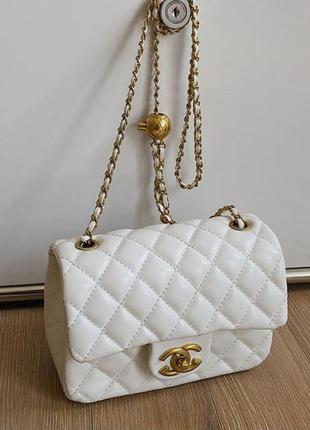 Белая маленькая сумка в стиле chanel