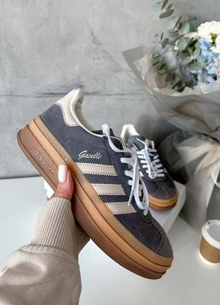 Стильні жіночі кросівки на платформі adidas gazelle bold graphite beige графітові