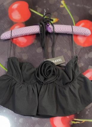 Дуже цікавий  топ з квіткою від boohoo роз.12 (euro 40)