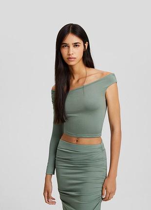 Асиметричний топ bershka з оголеними плечима