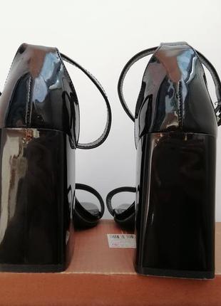 Босоножки женские чёрные на среднем каблуке лаковые3 фото