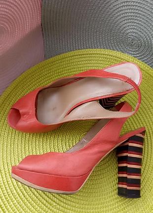 В подарок к любой покупке.коралловые босоножки на каблуках р.36