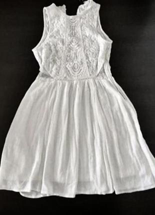 Платье белое с кружевом