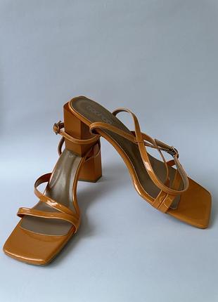 Женские босоножки
