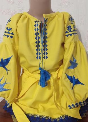 Оригінальний патріотичний костюмчик для маленьких красунь (вишиванка і спідничка) "ластівки" в синьому кольорі2 фото
