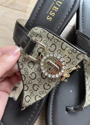 Трендовые стильные монограммные шлепанцы guess на платформе с квадратным носиком оригинал