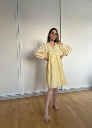 Платье с вышивкой