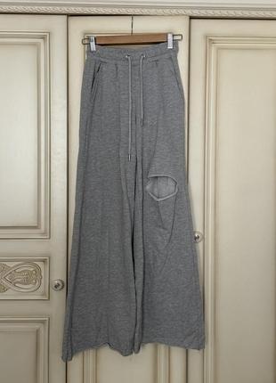 Спортивные широкие брюки с разрезом