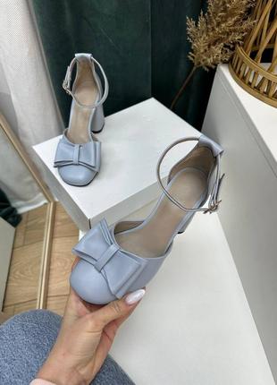 Серо-голубые кожаные босоножки с бантиком на удобном каблуке2 фото