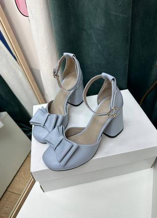 Серо-голубые кожаные босоножки с бантиком на удобном каблуке3 фото