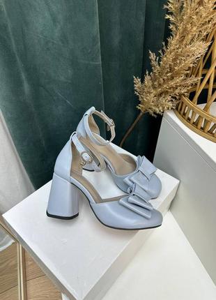 Серо-голубые кожаные босоножки с бантиком на удобном каблуке5 фото