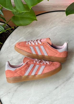 Замечательные женские кроссовки adidas gazelle indoor peach персиковые2 фото