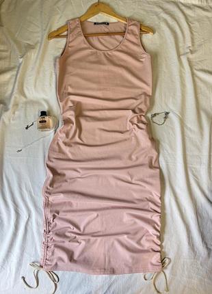Платье-миди в пудровом цвете с завязками по бокам