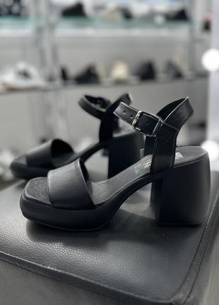 Босоножки женские черные из натуральной кожи на устойчивом каблуке2 фото