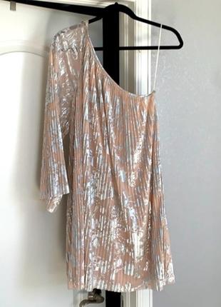 Брендовое нарядное платье плиссе на одно плечо h&m цветы этикетка