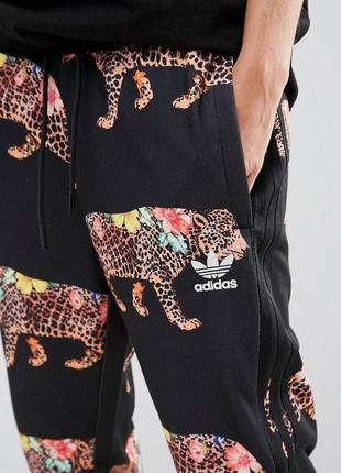 Спортивні штани з леопардами adidas oncada3 фото
