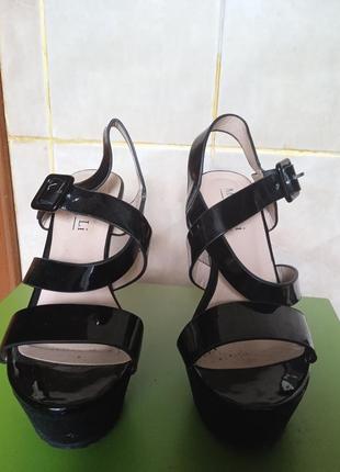 Босоножки замшевые лаковые на танкетке