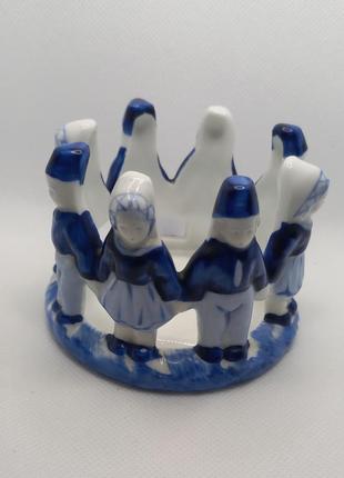 Фарфоровая статуэтка delft blue. нидерланды. ручная работа