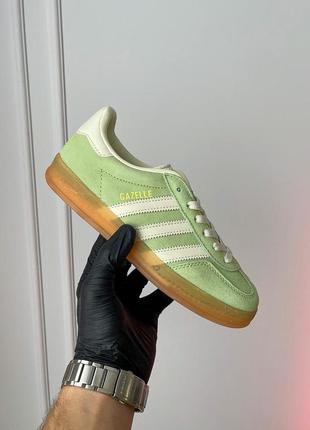 Гарні жіночі кросівки adidas gazelle indoor light green салатові