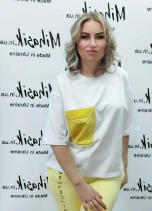 Женская футболка белая карман жолтый3 фото