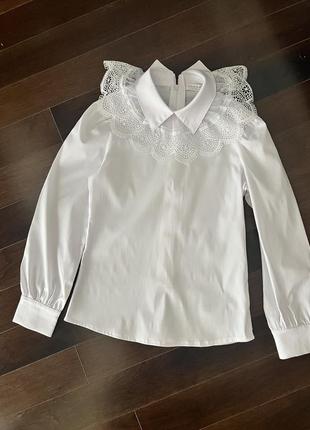 Ошатна блуза з мереживним коміром