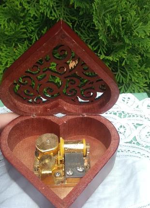 Шкатулка музыкальная из натурального дерева в идеальном состоянии.