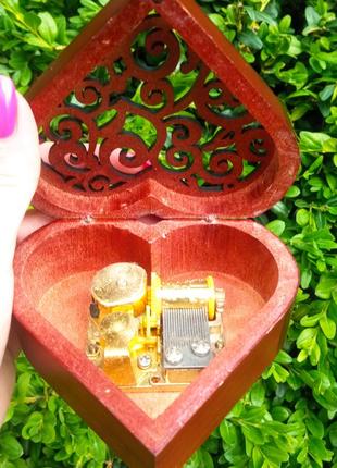 Шкатулка музыкальная из натурального дерева в идеальном состоянии.