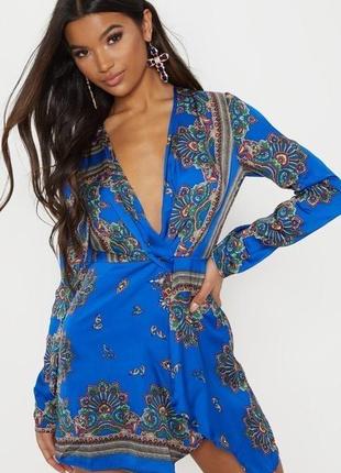 Атласное платье на запах. мини платье в принт