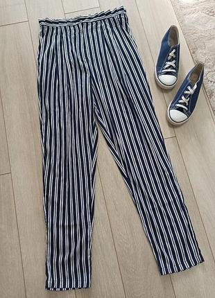 Брюки легкие темно-синие в белую полоску, с защипами, завышенная талия, есть шлевки под пояс, noisy may