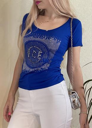 Красива синя футболка з камінчиками