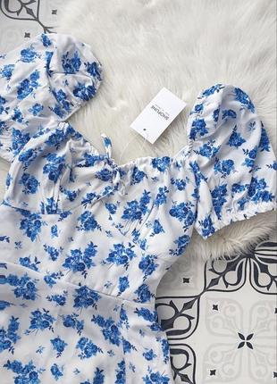 Біла ніжна сукня міді у блакитний квітковий принт 42 44 46 48 xs s m l xl вечірнє плаття міді з розрізом на ніжці
