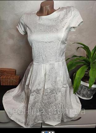Красиве плаття кольору айворі