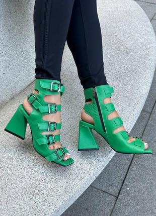 Зеленые кожаные босоножки с регулировкой полноты